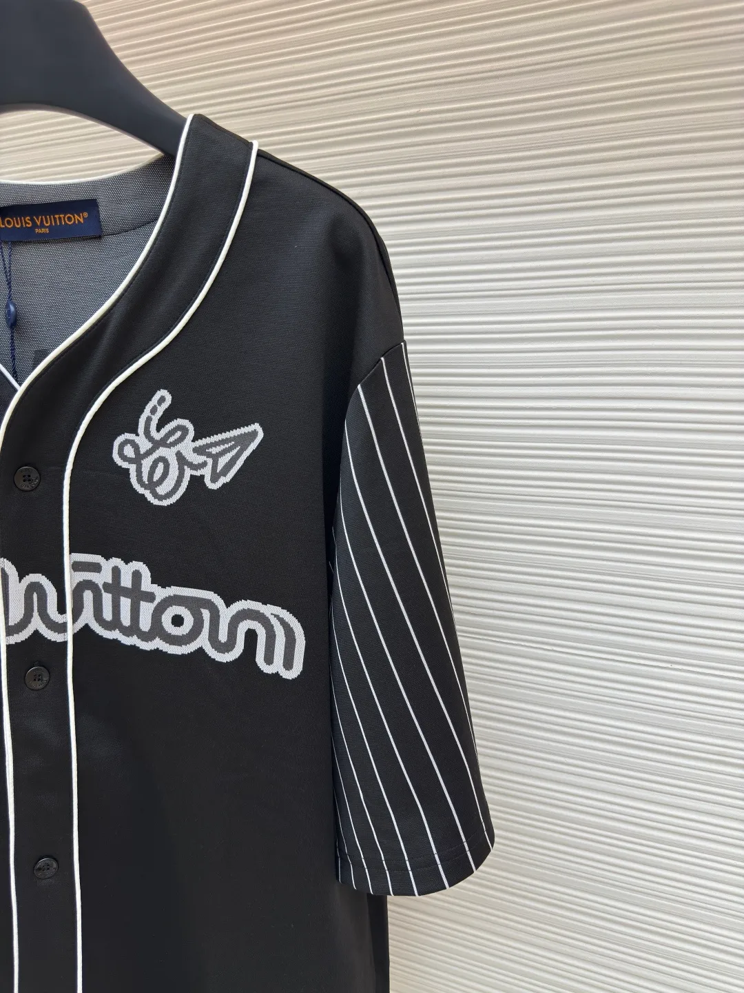 LOUIS VUITTON paper airplane short-sleeved shirt ●Authentic product: Purchased and developed at 8800 ●Item number: 1680166-A95 ●Fabric: polyester fabric ●Technology: jacquard production ●Version: fitted version ●Weight: about 430 grams ●Size: XS-S-M-L ●Description: The veil is made of 32s single-ply ring-spun cotton yarn, jacquard yarn, gray 60s ring-spun cotton + white 150D semi-matt polyester low-elastic yarn, interspersed with 70D spandex + 40D nylon high-elastic yarn, machine-wrapped into black core-spun ammonia yarn. The overall wiring is straight and delicate, the fabric is comfortable and soft, and the color is consistent without color difference. It can be matched with the same style to create a fashionable look and control various occasions. Customized accessories, complete with three standards, same style for men and women!